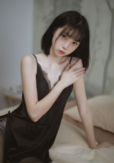 一男子在闹市区放生蟑螂
